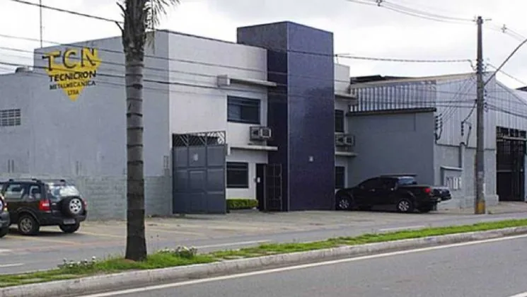 Sede da Tecnicron Metalmecânica em Serra/ES, com a logo na fachada